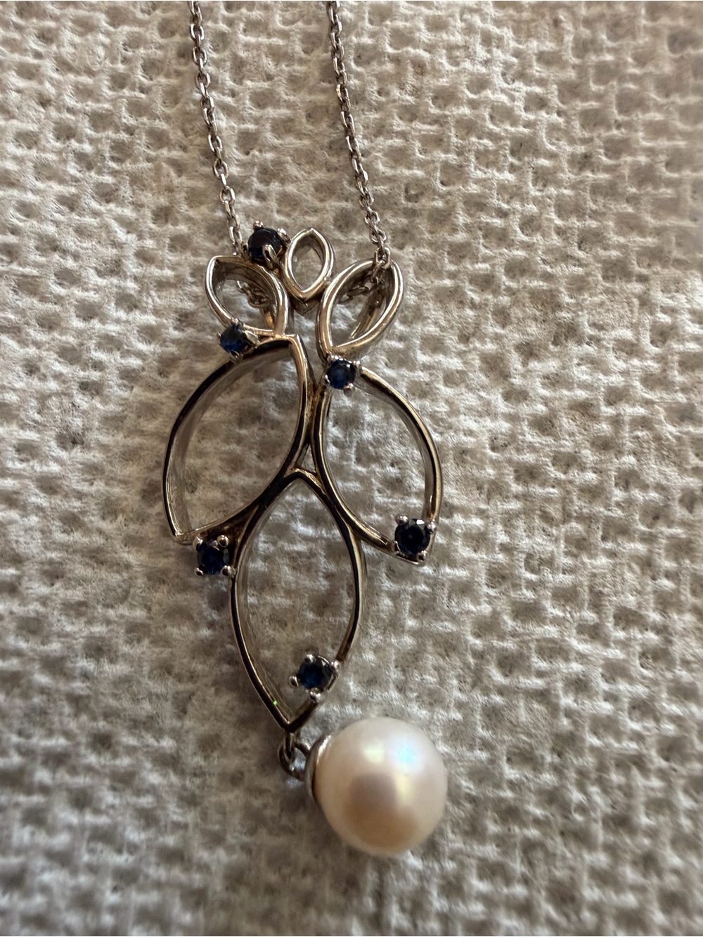 Vantel Pearls Hostess Exclusive White Pearl Blue Pendant Necklace 18” - Picture 2 of 6